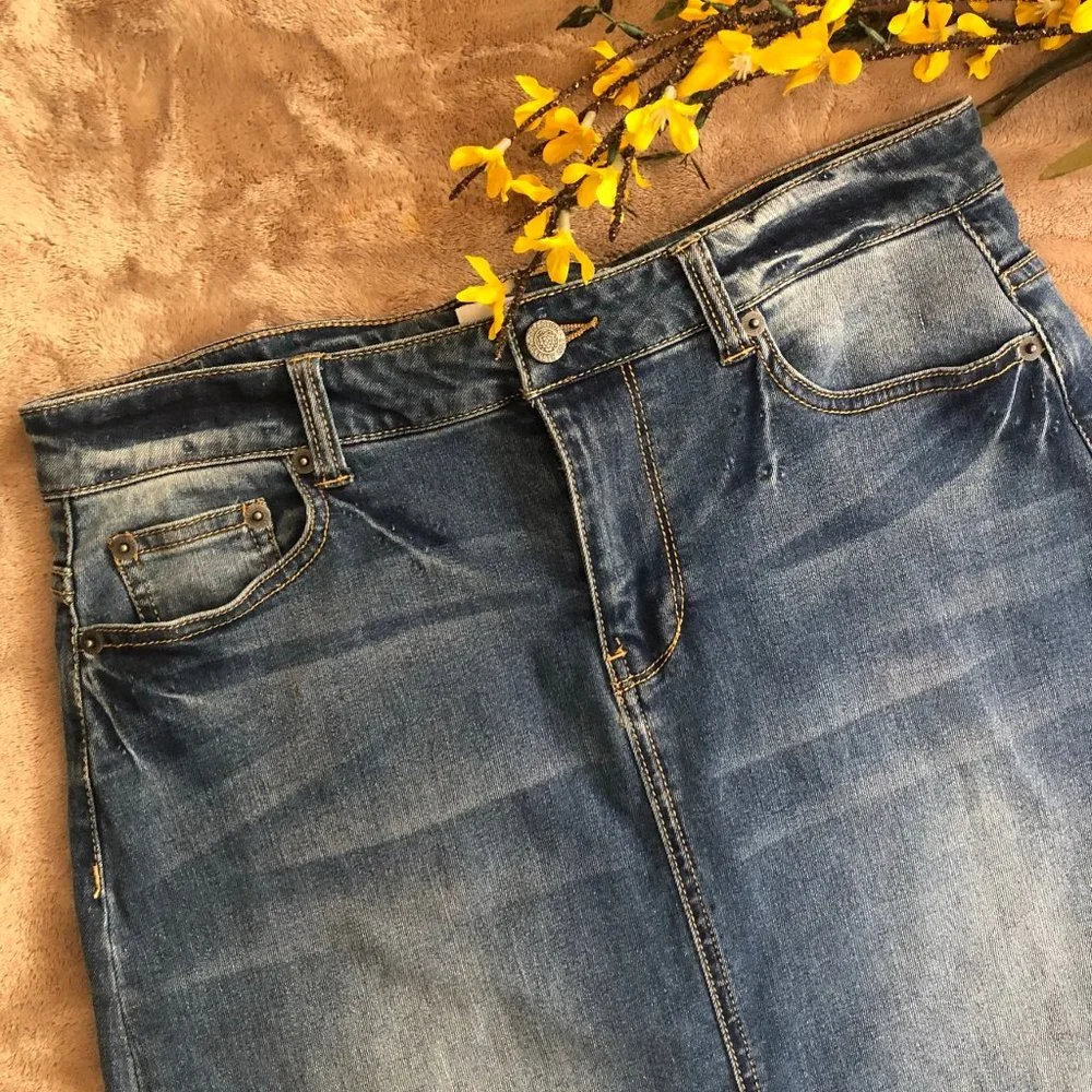 Kenneth Cole Reaction Moderna Denim Skirt - Picture 3 of 10
